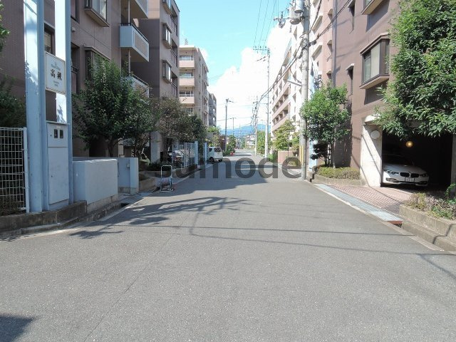 高槻市南芥川町の賃貸マンションの駐車場