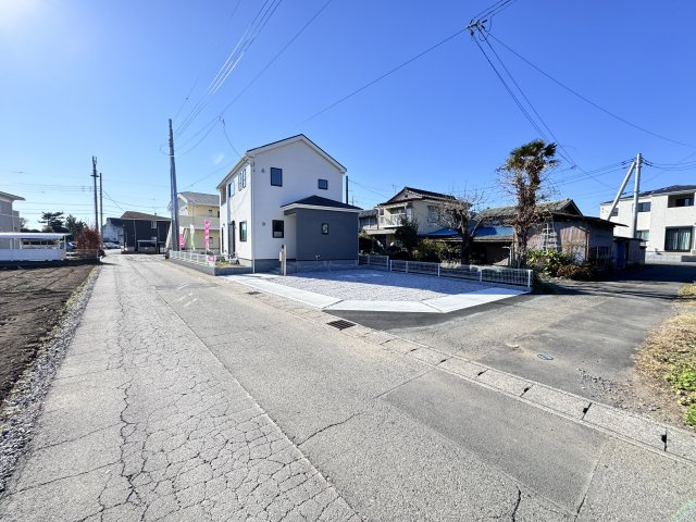 新築　太田市新野町第5　Livele Garden.S　1号棟の前面道路含む現地写真|南東側接道幅員約4.5ｍ	北東側接道幅員約2.8ｍ		