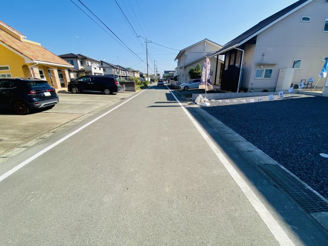 新築　太田市世良田町第4　クレイドルガーデン　1号棟の前面道路含む現地写真|北側接道幅員約6ｍ