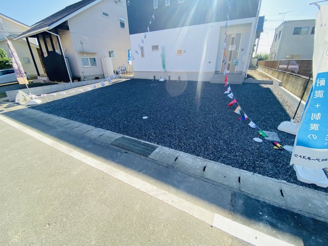 新築　太田市世良田町第4　クレイドルガーデン　1号棟の駐車場|現地写真　駐車スペースは建物北側に並列3台分可能です！					
