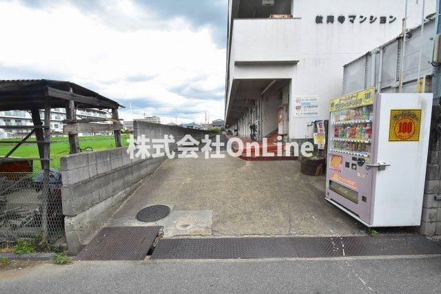 教興寺マンションのエントランス