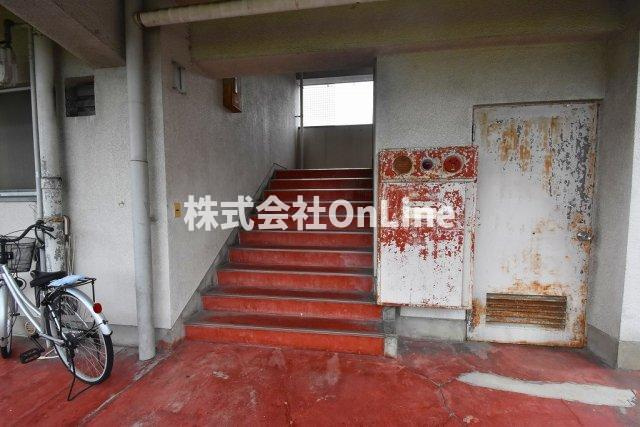 教興寺マンションのエントランス