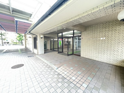【エントランス】 | グリーンビュー鶴見1号棟 | 管理・清掃の行き届いた美しいマンションです。