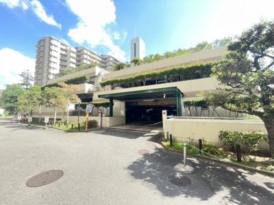 【駐車場】 | グリーンビュー鶴見1号棟 | 白を基調としたシンプルで美しい外観のマンションです。