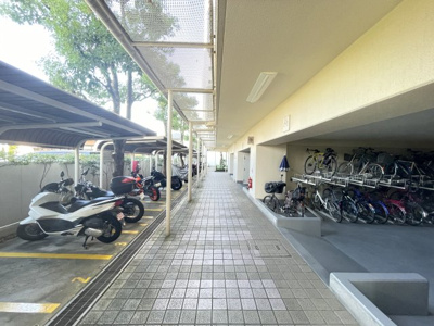 【その他共用部分】 | グリーンビュー鶴見1号棟 | バイク駐車スペース・自転車駐輪スペースともにうれしい屋根付き。