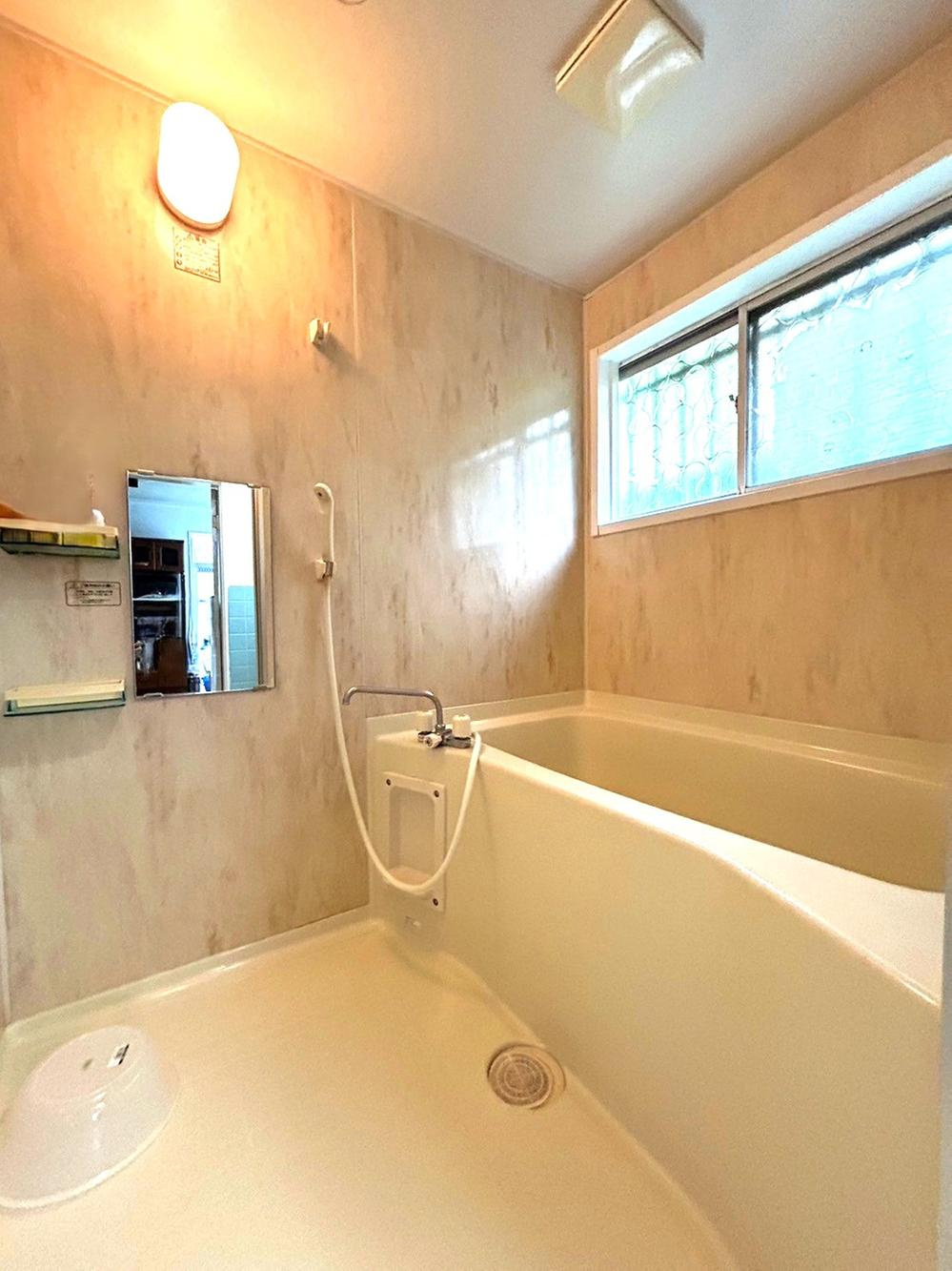 星丘３丁目　中古一戸建ての浴室|浴室　窓付き■物件内覧・資金計画相談・住宅ローン相談、リフォーム相談、お問合せ受付中■
※当日・翌日のご内覧、ご相談はお電話でのお問合せがスムーズです！