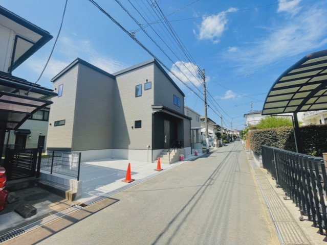 東酒々井３　新築戸建て　全１棟の前面道路含む現地写真