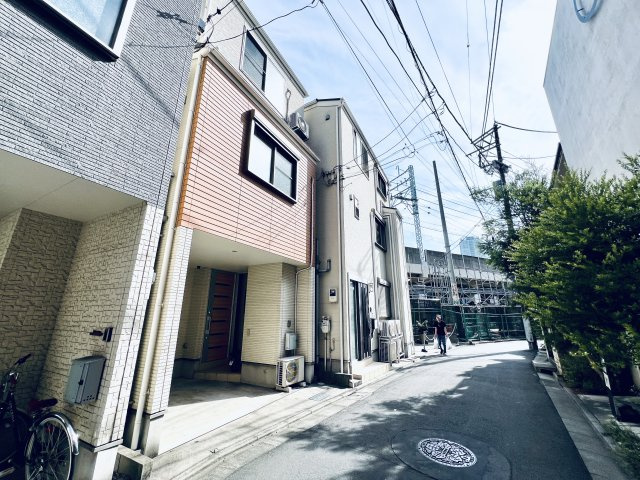墨田区東向島２丁目の戸建の前面道路含む現地写真|車通りは少ないです