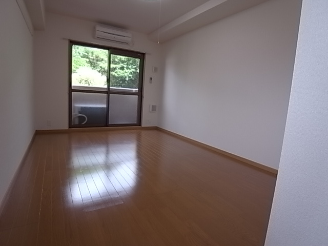 神戸市北区鈴蘭台東町２丁目の賃貸マンションの居間・リビング