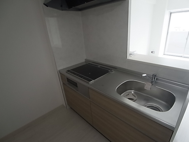 神戸市長田区北町１丁目の賃貸マンションのキッチン|システムキッチン（ＩＨ３口）
