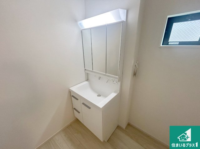 尼崎市大島　第１期　新築一戸建ての独立洗面台|清潔感のある洗面台です。フラットな鏡は掃除がしやすく毎日清潔！鏡裏には収納があるのでスッキリとした洗面台が保てます。