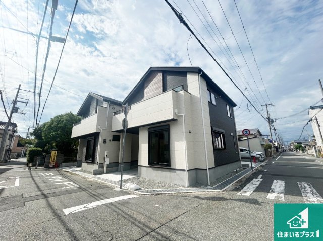 尼崎市大島　第１期　新築一戸建ての前面道路含む現地写真|周辺は閑静な住宅街！前面道路広々で車の出し入れも便利です。駐車が苦手な方でも安心して車庫入れできます！
