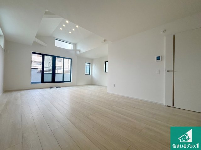 尼崎市大島　第１期　新築一戸建ての居間・リビング|日当たり良好の明るいリビングで朝の目覚めもスッキリできそう！対面キッチンでご家族のコミュニケーションも自然と増える設計！小さなお子様が遊ぶスペースを作っても広々とくつろげるLDK！