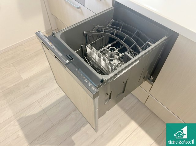 尼崎市大島　第１期　新築一戸建ての設備|食事後の一仕事、食器洗いをボタン一つでお任せできちゃいます！場所を取らないビルトイン式なので、お料理スペースもしっかり確保！
