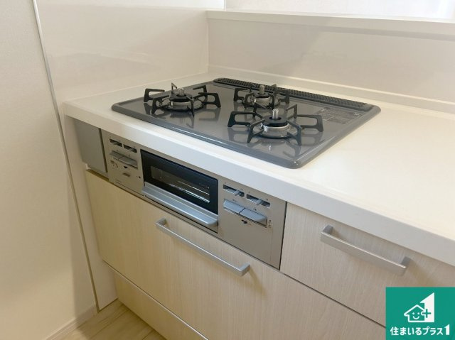 尼崎市大島　第１期　新築一戸建ての設備|ダブル高火力Ｓｉセンサー付きコンロ！３口あるので、まとめて料理をする時も大活躍！