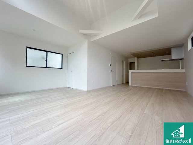 尼崎市大島　第１期　新築一戸建ての居間・リビング|シンプルなリビングは、観葉植物等のインテリアを楽しめますね！パパ好みにも、ママ好みにも家具次第で雰囲気を変えることができます！