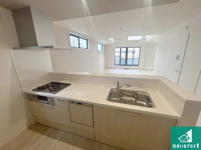 尼崎市大島　第１期　新築一戸建てのキッチン|リビングと統一感があり、使い勝手のいいキッチン。広々としているので、二人並んで作業が出来ちゃいます。お子様と一緒に色々なお料理に挑戦できるスペースがあります。