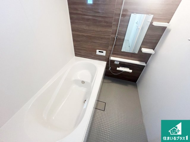 尼崎市大島　第１期　新築一戸建ての浴室|足をゆったり伸ばして寛げる浴槽です。窓が設けられていますので差し込む光が明るく穏やかな雰囲気にしてくれます♪浴室乾燥機も設置しているので、雨の日の洗濯物も安心です♪