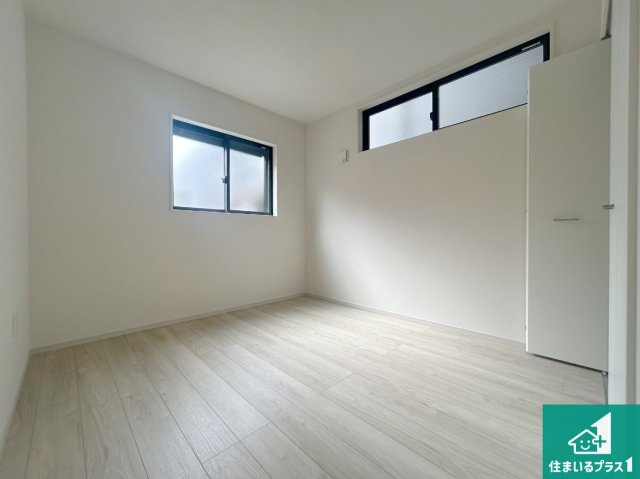 尼崎市大島　第１期　新築一戸建ての洋室|寝室は心地よい眠りについてもらいたくて、シンプルかつ開放的な空間な設計にしています！大きな窓から差し込む日が心地いいです♪