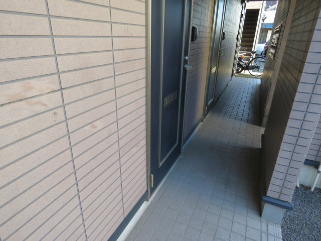 ロイヤルコーポTIU　A棟のエントランス