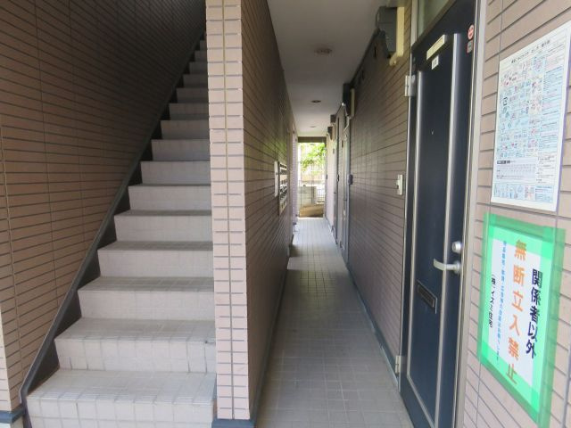 ロイヤルコーポTIU　A棟のエントランス