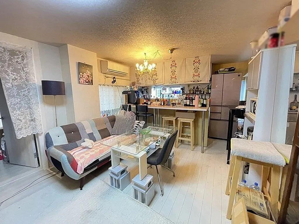 野崎3丁目　中古一戸建ての居間・リビング|LDK14帖
■物件内覧・資金計画相談・住宅ローン相談、リフォーム相談、お問合せ受付中■
※当日・翌日のご内覧、ご相談はお電話でのお問合せがスムーズです！