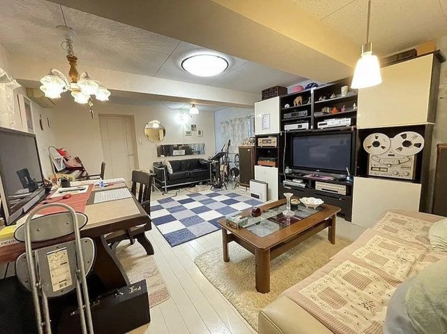 野崎3丁目　中古一戸建ての居間・リビング|洋室18帖
■物件内覧・資金計画相談・住宅ローン相談、リフォーム相談、お問合せ受付中■
※当日・翌日のご内覧、ご相談はお電話でのお問合せがスムーズです！