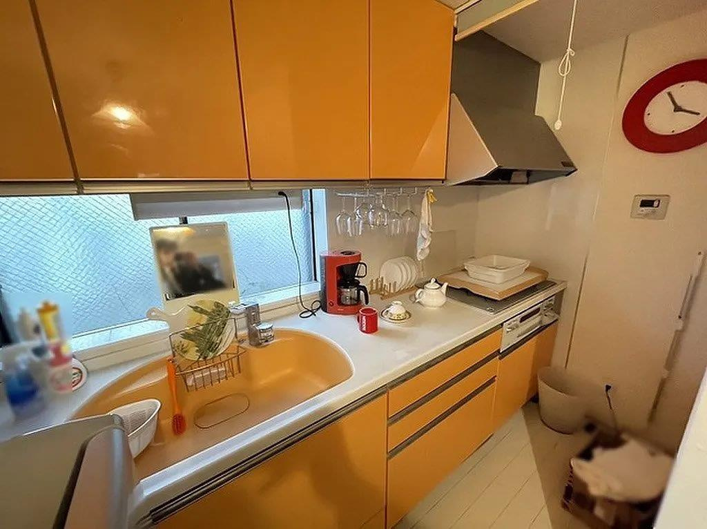 野崎3丁目　中古一戸建てのキッチン|システムキッチン　IHクッキングヒーター
■物件内覧・資金計画相談・住宅ローン相談、リフォーム相談、お問合せ受付中■
※当日・翌日のご内覧、ご相談はお電話でのお問合せがスムーズです！