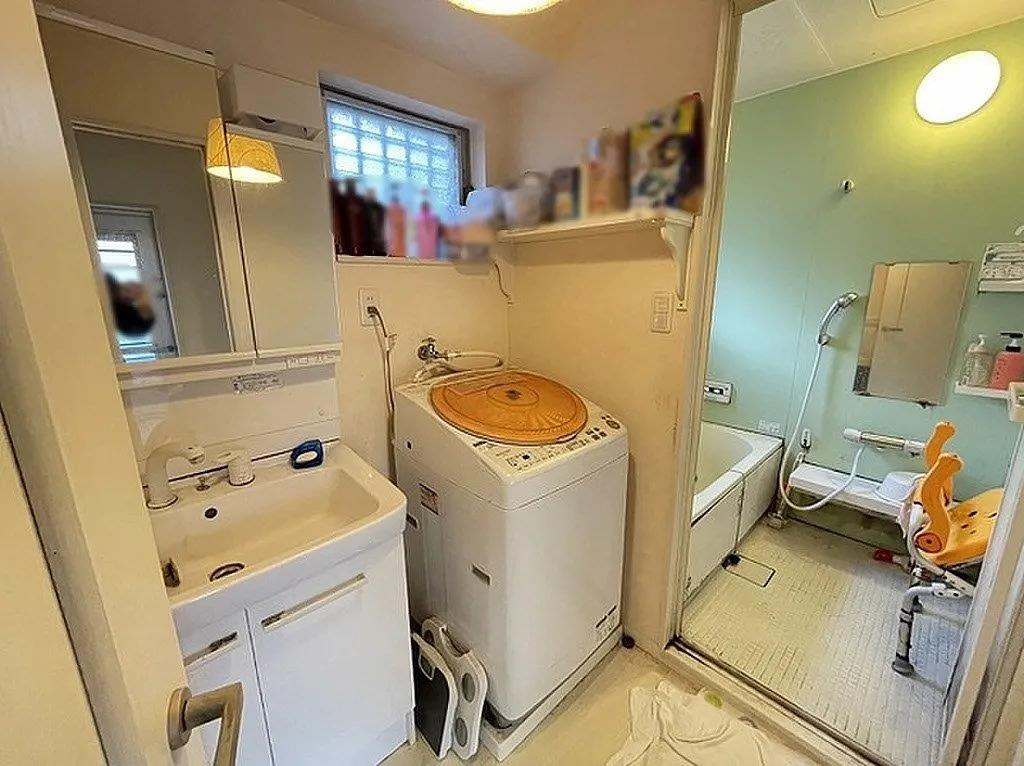 野崎3丁目　中古一戸建ての脱衣所|洗面化粧台　洗濯機置き場
■物件内覧・資金計画相談・住宅ローン相談、リフォーム相談、お問合せ受付中■
※当日・翌日のご内覧、ご相談はお電話でのお問合せがスムーズです！