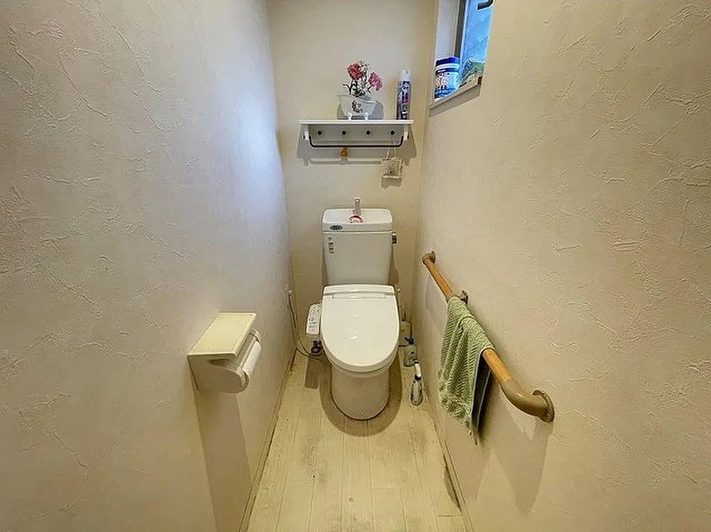 野崎3丁目　中古一戸建てのトイレ|温水洗浄便座
■物件内覧・資金計画相談・住宅ローン相談、リフォーム相談、お問合せ受付中■
※当日・翌日のご内覧、ご相談はお電話でのお問合せがスムーズです！