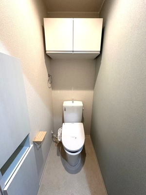 【トイレ】 | ウィンディア千年Ⅱ | トイレは温水洗浄便座付き♪人気のバストイレ別です♪小物を置ける便利な棚やタオルハンガーも付いています♪壁紙はシックなアクセントクロス♪