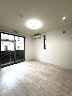 【居間・リビング】 | ウィンディア千年Ⅱ | 南東向きリビングダイニングキッチン9帖☆バルコニーに繋がる角部屋二面採光のお部屋です♪エアコン付きで1年中快適に過ごせますね☆