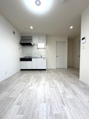 【居間・リビング】 | ウィンディア千年Ⅱ | 南東向きリビングダイニングキッチン9帖☆バルコニー側からの眺めです♪ダイニングテーブルなどを置いても余裕がありますね！