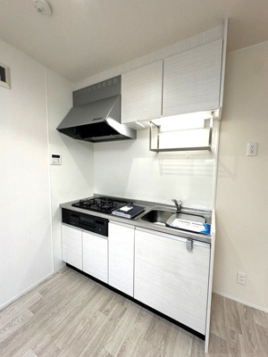 【キッチン】 | ウィンディア千年Ⅱ | 白を基調としたシステムキッチンです☆場所を取るお鍋やお皿もすっきり収納できます♪