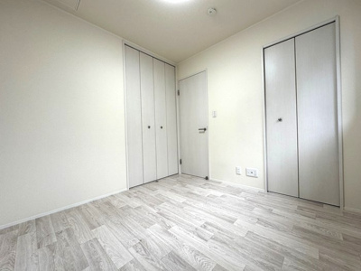 【寝室】 | ウィンディア千年Ⅱ | 洋室4.5帖☆クローゼット(右)と収納スペース(左)があります♪お洋服や荷物をたっぷり収納できてお部屋がすっきり片付きます☆