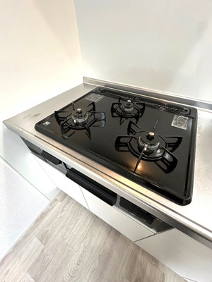 【キッチン】 | ウィンディア千年Ⅱ | グリル付き3口ガスコンロです！グリルがあるとお料理の幅が広がりますね♪自炊生活で楽しく健康に！