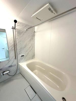 【浴室】 | ウィンディア千年Ⅱ | バスルームは一坪以上♪追い焚き機能・浴室暖房乾燥機付き！雨の日のお洗濯にも便利な物干しバー完備です！お風呂に浸かって一日の疲れもリフレッシュ♪