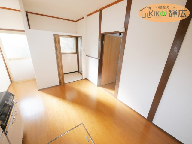 加古川市野口町野口　中古戸建の居間・リビング|周辺環境は充実しておりますので、スーパー、コンビニ徒歩圏内です。