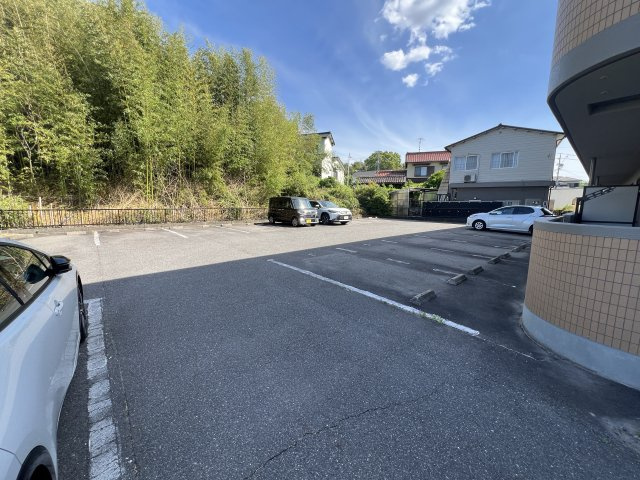プリミエール山敷230の駐車場