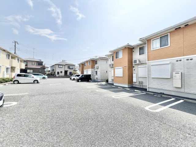 プラシード ツバサVの駐車場|車をお持ちの方に嬉しい駐車場付きの物件です