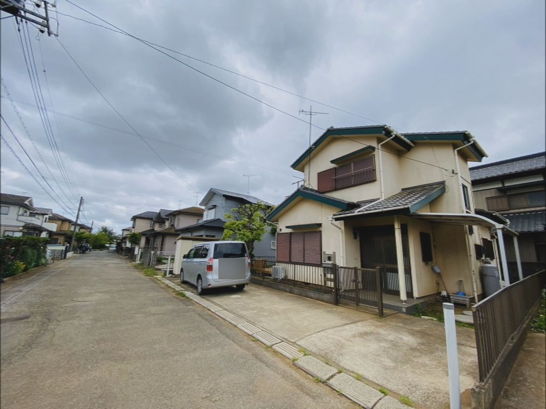 八街ろ　中古戸建の前面道路含む現地写真