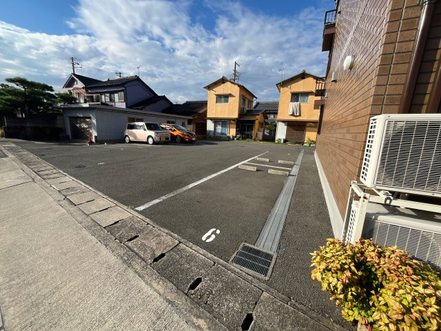 ルボ　マノアールの駐車場