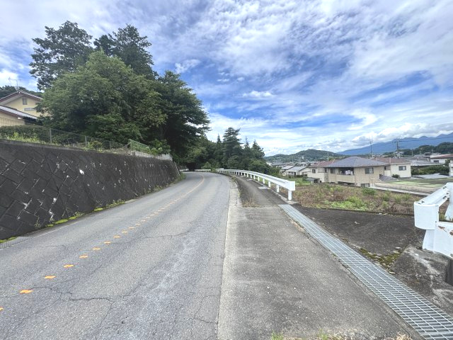 鼻高町売地の前面道路含む現地写真|南側前面道路　公道