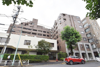 【外観】 | 手入れの行き届いた外壁やエントランスなど、「見ればわかる」レベルで清潔感を保ったマンションです。築年数を感じさせない姿で皆様をお出迎えします。～即日のご見学可能～　お問合せはお気軽にどうぞ。
