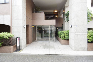 【エントランス】 | オートロックを備えた、マンションのエントランス。やはりセキュリティの観点は欠かすことができません。皆様を“安全”に送り出し、出迎えてくれます。～即日のご見学可能～　お問合せはお気軽にどうぞ。
