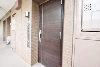 【その他共用部分】 | 皆様をお迎えする、お部屋の玄関ドア。開けやすさや開放角度、ドアノブの操作しやすさや鍵の形状などを、現地で一度ご確認ください。～即日のご見学可能～　お問合せはお気軽にどうぞ。