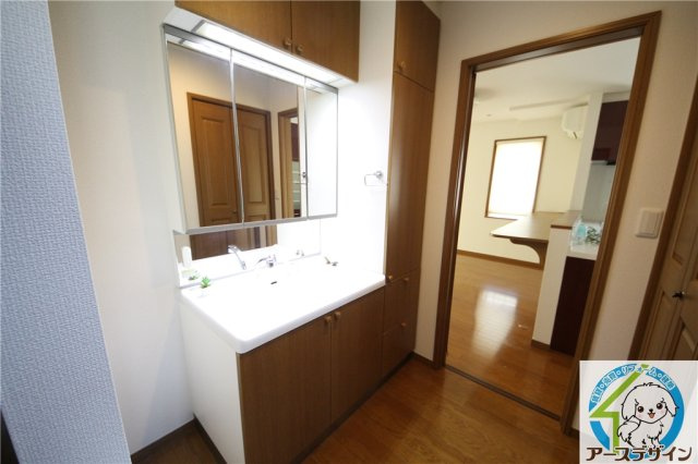 加古郡播磨町宮西１丁目の中古一戸建の独立洗面台|朝の支度にも助かる、独立の洗髪洗面化粧台