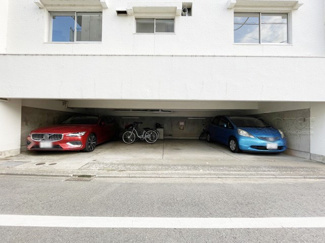 【駐車場】 | マンションの駐車場スペース。空きの有無や駐車料金、サイズ規定などについては、改めてお問い合わせください。～即日のご見学可能～　お問合せはお気軽にどうぞ。