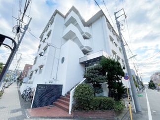 【外観】 | さほど大きなサイズではありませんが、清潔感があり、好感の持てるマンション外観。ぜひ一度、現地でご覧ください。～即日のご見学可能～　お問合せはお気軽にどうぞ。