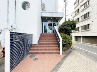 【エントランス】 | お客様を、そして住人を出迎えてくれるマンションのエントランス。ゴミが落ちていないことからも、管理状態の良さや住民の節度の高さが見て取れます。～即日のご見学可能～　お問合せはお気軽にどうぞ。